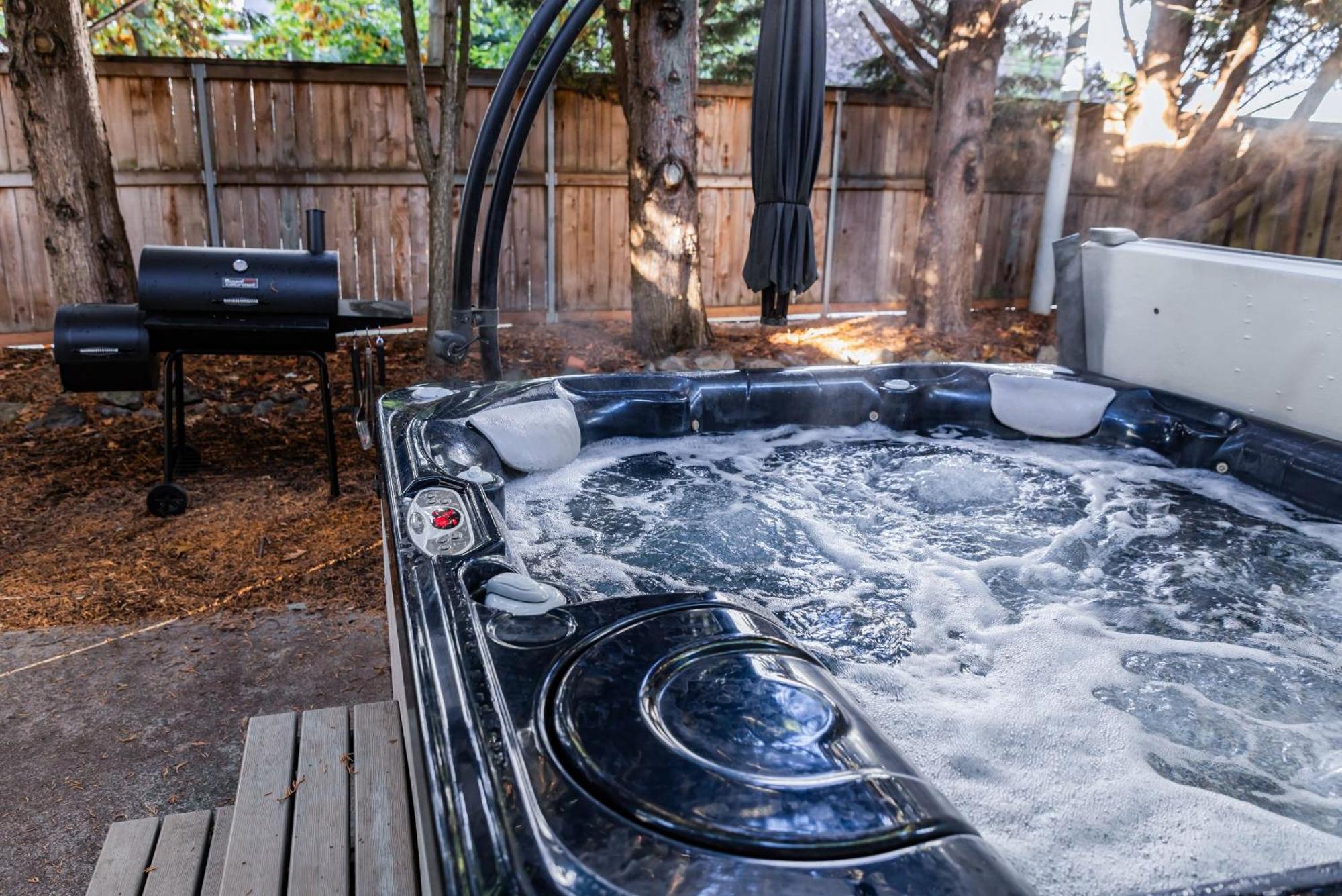 Backyard Hot Tub For Your Family Villa Vancouver Exterior photo