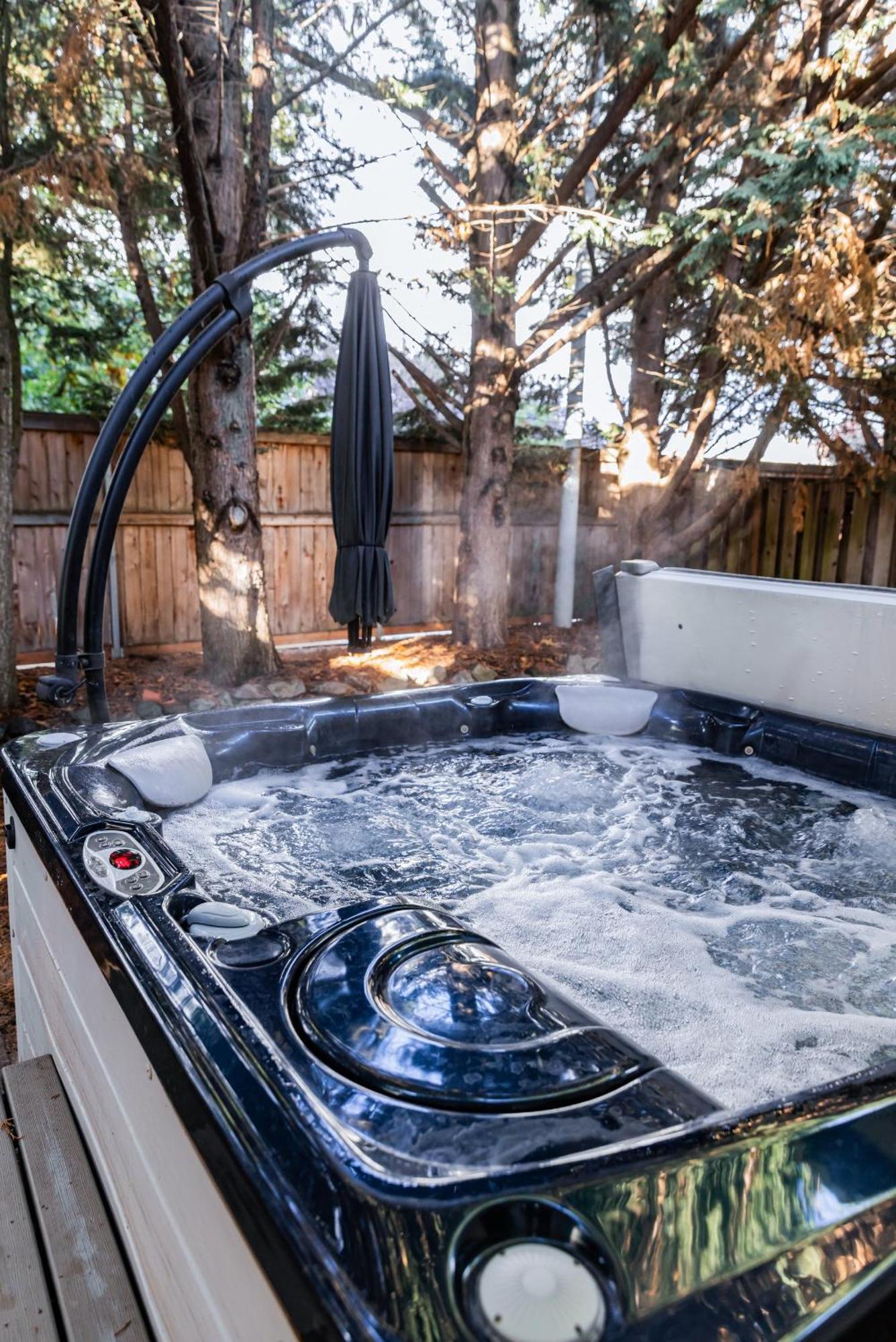 Backyard Hot Tub For Your Family Villa Vancouver Exterior photo